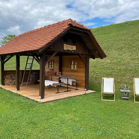 Wooden Hut At Tourist Farm Artisek Villa Store ภายนอก รูปภาพ