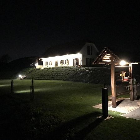 Wooden Hut At Tourist Farm Artisek Villa Store ภายนอก รูปภาพ