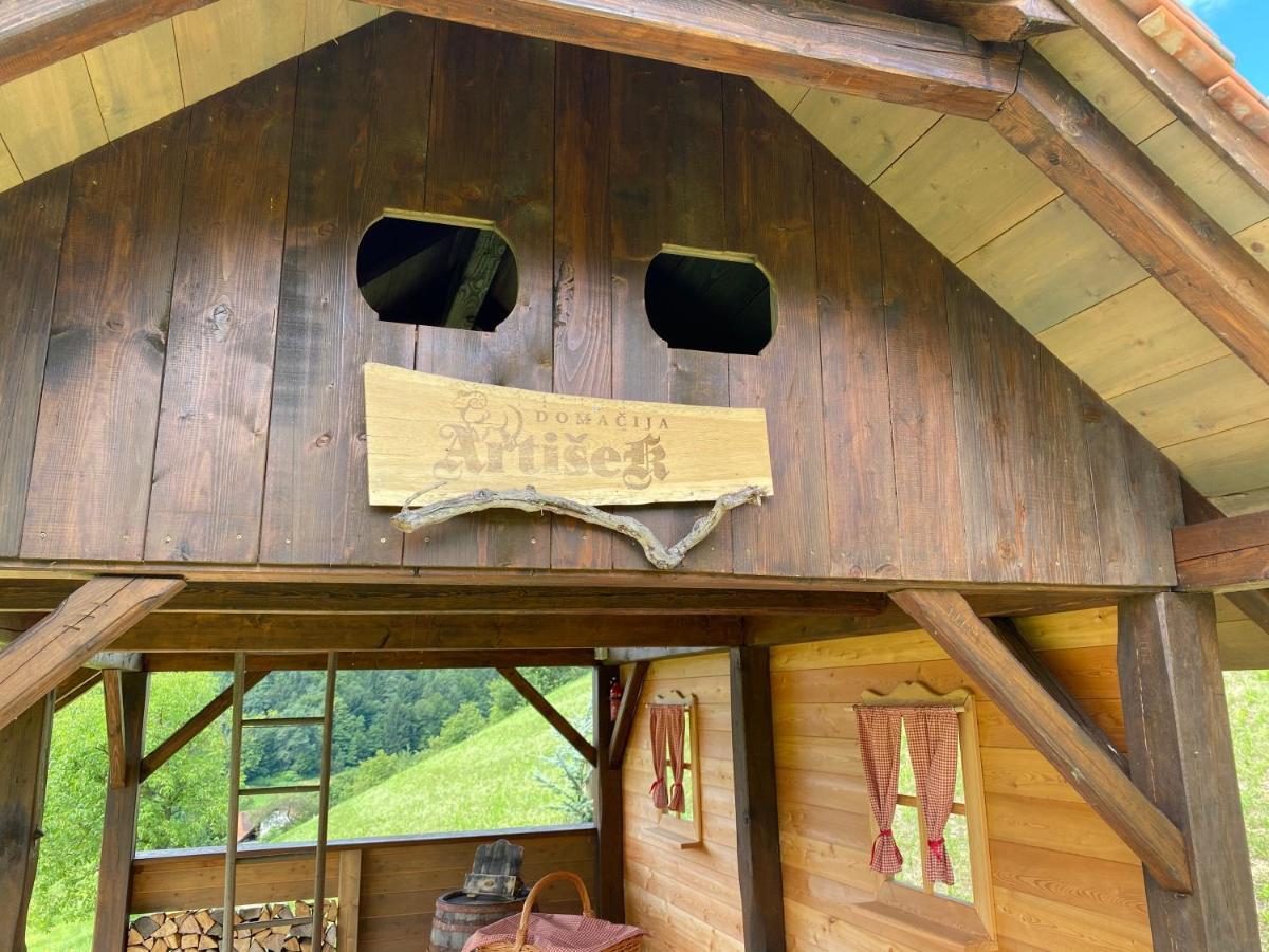 Wooden Hut At Tourist Farm Artisek Villa Store ภายนอก รูปภาพ