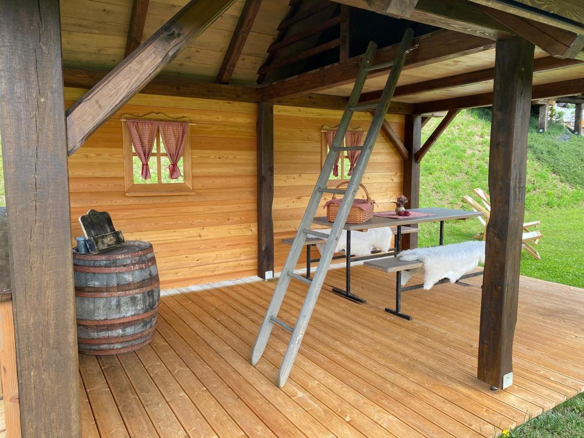 Wooden Hut At Tourist Farm Artisek Villa Store ภายนอก รูปภาพ