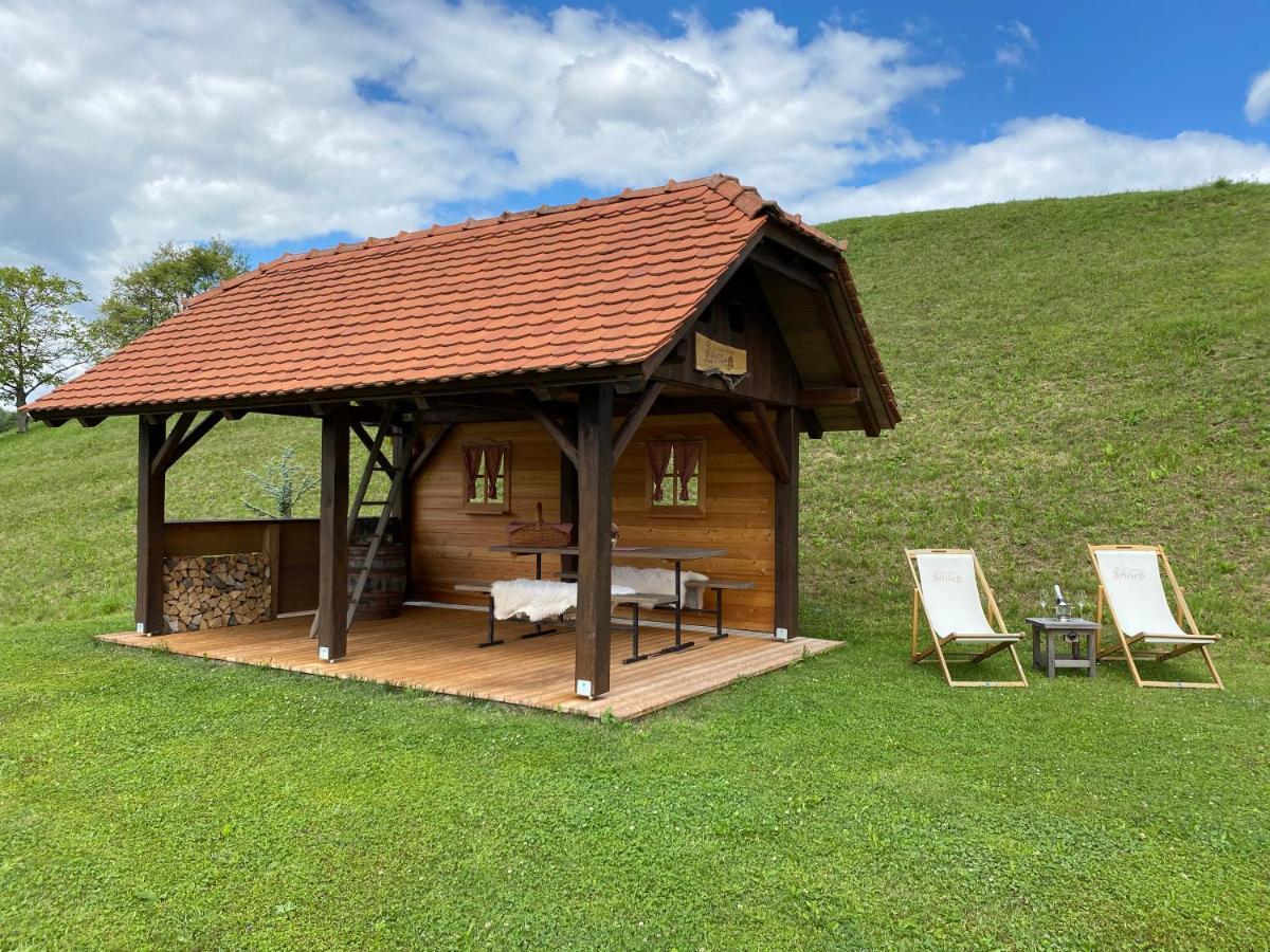 Wooden Hut At Tourist Farm Artisek Villa Store ภายนอก รูปภาพ