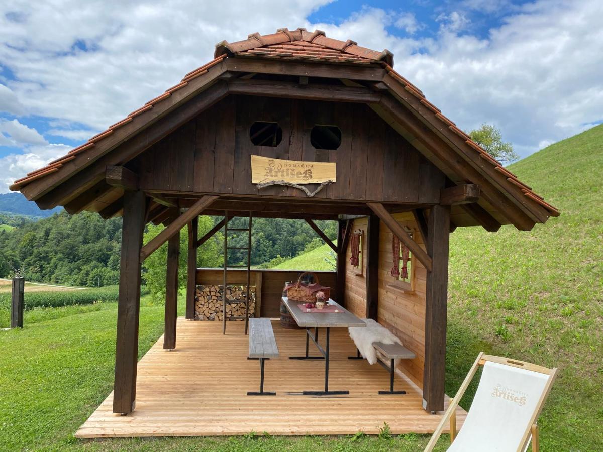 Wooden Hut At Tourist Farm Artisek Villa Store ภายนอก รูปภาพ