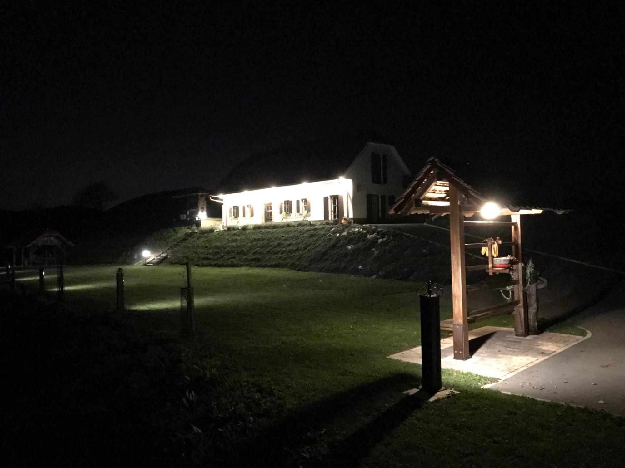 Wooden Hut At Tourist Farm Artisek Villa Store ภายนอก รูปภาพ